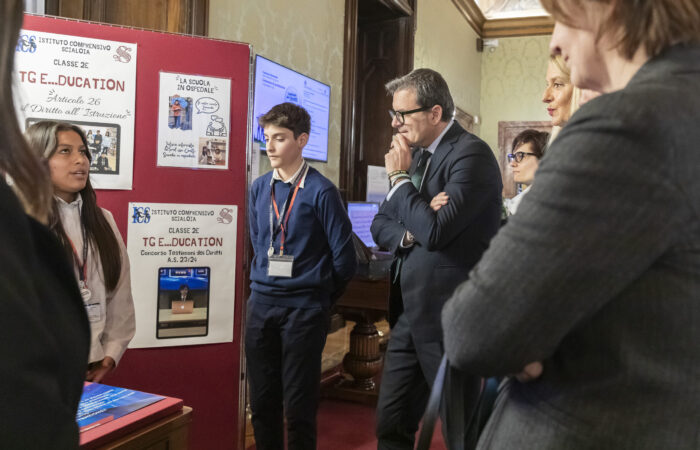 gli studenti spiegano il loro lavoro